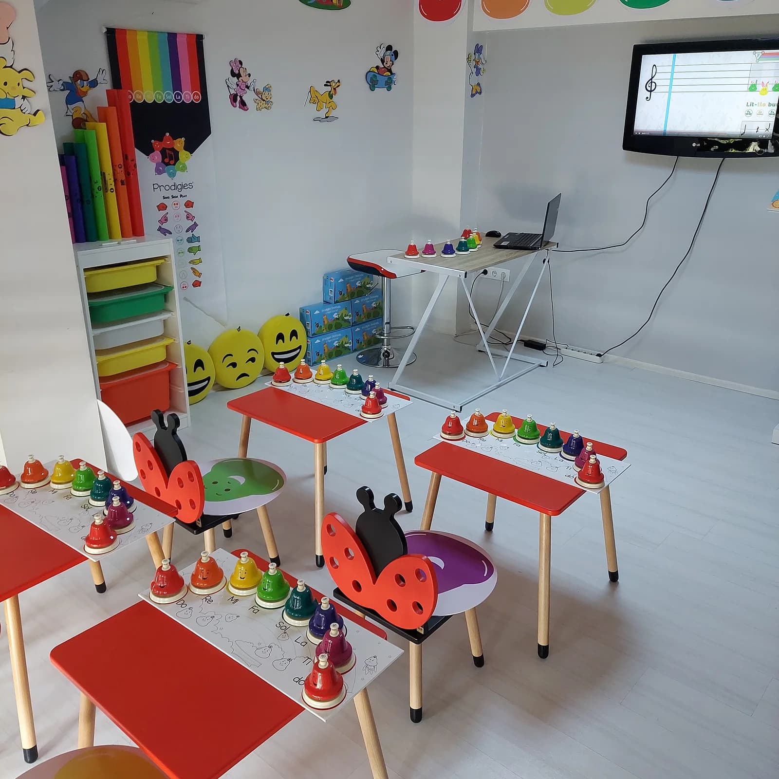Prodigies sınıfında renkli deskbell'ler ve eğitim materyalleri