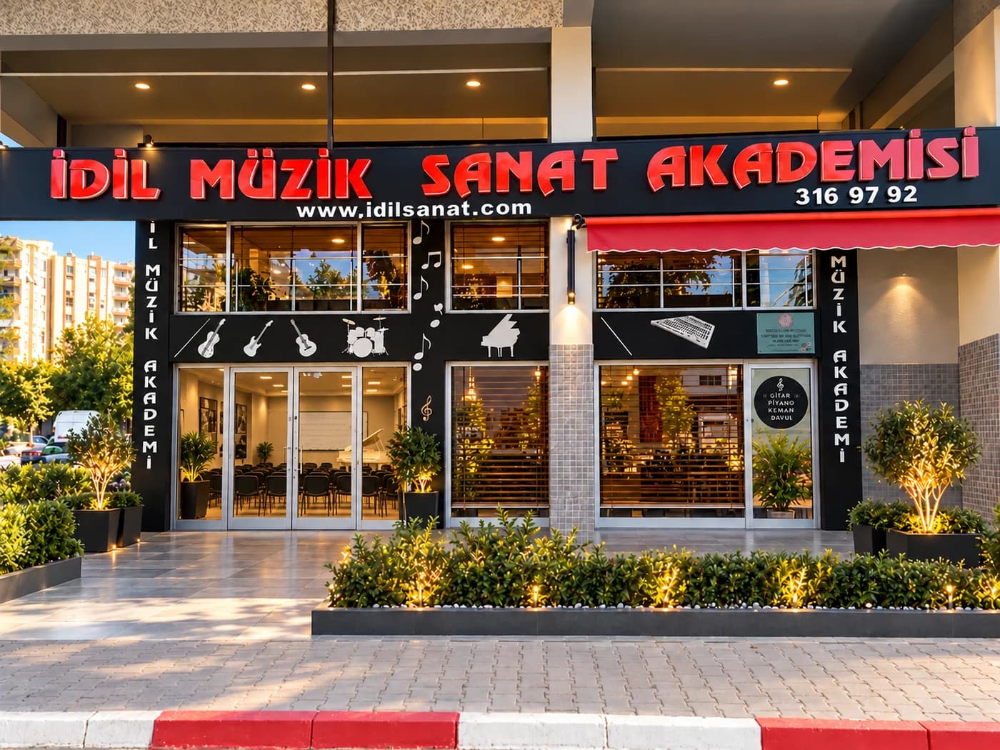 İdil Sanat Akademisi'nin sıcak ışıklı cephesi