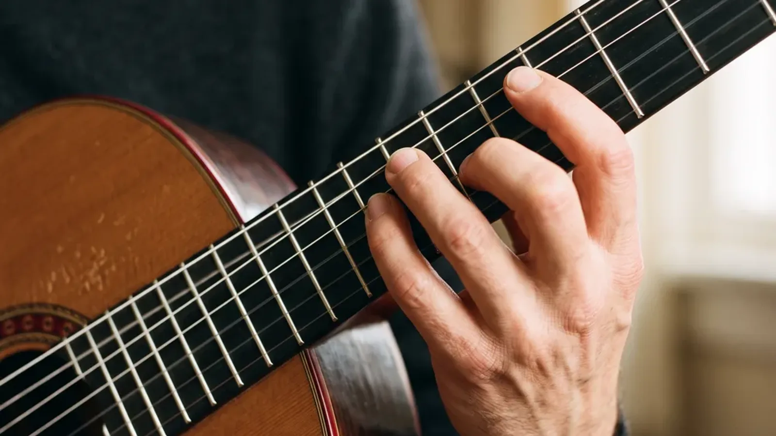 Naylon telli bir klasik gitarın boynunda sol el parmakları